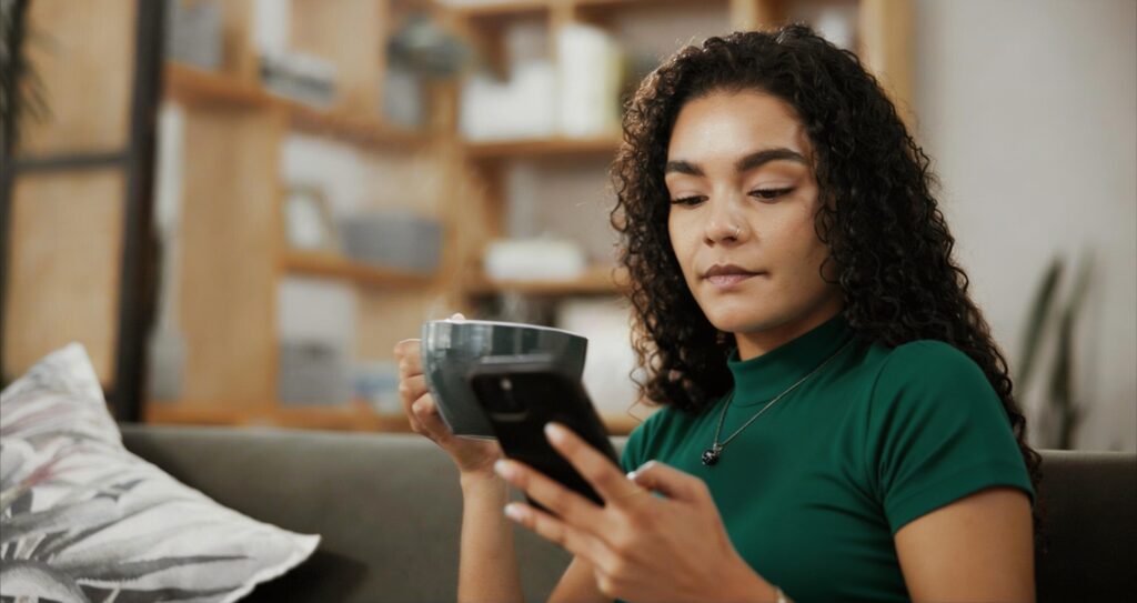 Cliente autorizando Open Finance na prática para buscar melhores taxas de juros