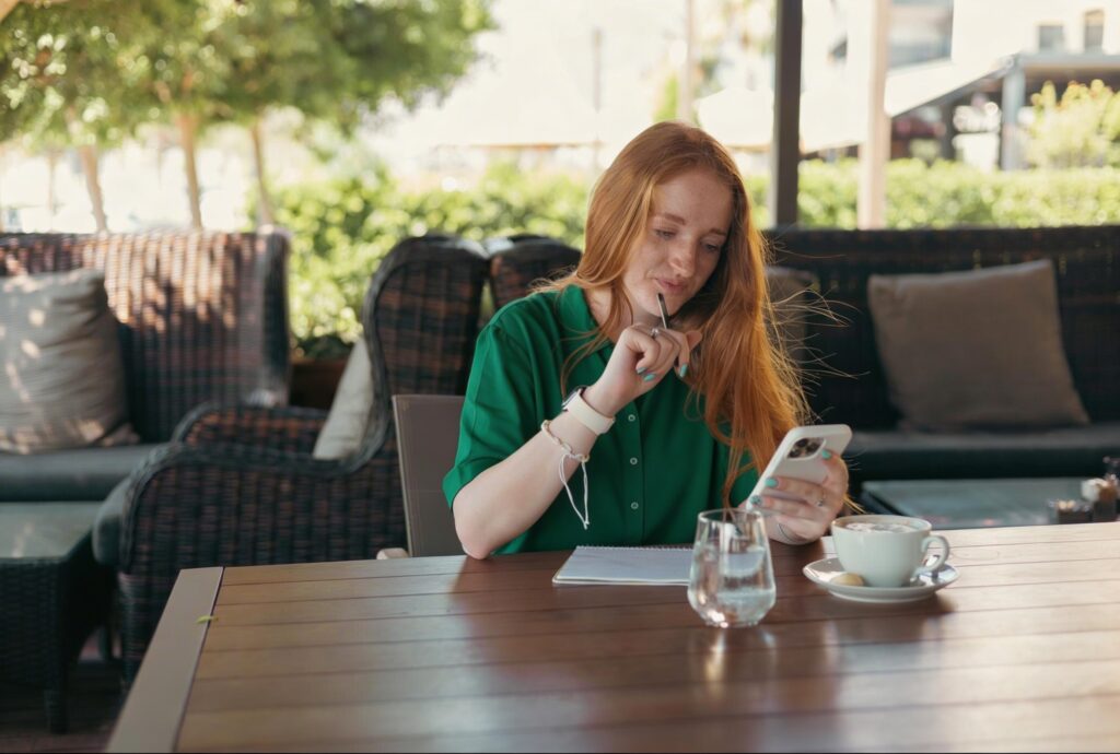 Pessoa avaliando se está pronta para fazer um empréstimo antes de confirmar