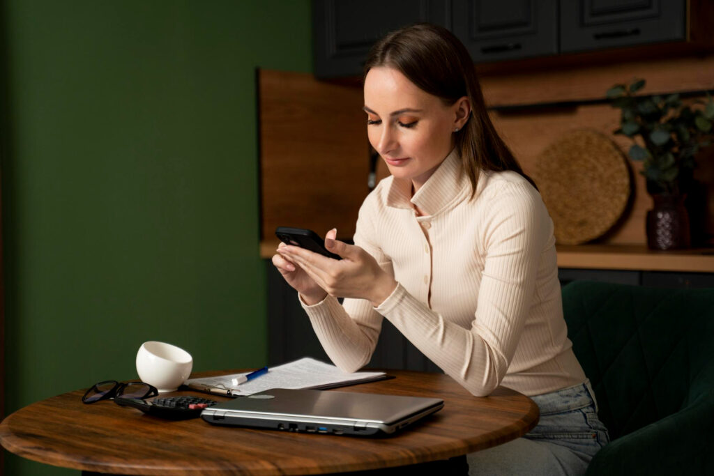 Pessoa acompanhando notícia sobre Taxa Selic e analisando impacto no orçament